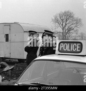 Poliziotti in zone desolate che assistono a un problema con i manifestanti o i viaggiatori durante l'evacuazione dei baraccopoli e la demolizione di St Ann's, Nottingham. 1969-1972 Foto Stock