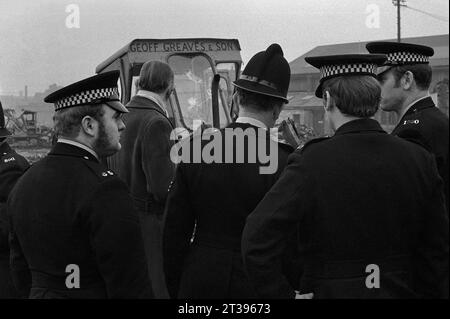 Poliziotti in zone desolate che assistono a un problema con i manifestanti o i viaggiatori durante l'evacuazione dei baraccopoli e la demolizione di St Ann's, Nottingham. 1969-1972 Foto Stock