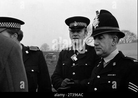 Poliziotti in zone desolate che assistono a un problema con i manifestanti o i viaggiatori durante l'evacuazione dei baraccopoli e la demolizione di St Ann's, Nottingham. 1969-1972 Foto Stock