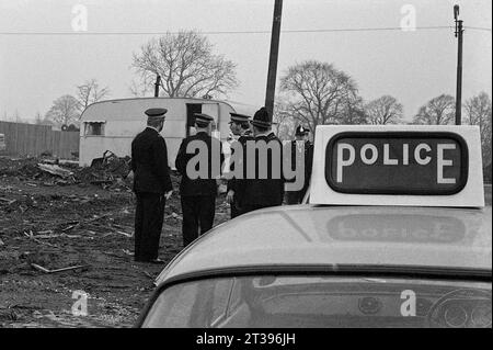 Poliziotti in zone desolate che assistono a un problema con i manifestanti o i viaggiatori durante l'evacuazione dei baraccopoli e la demolizione di St Ann's, Nottingham. 1969-1972 Foto Stock