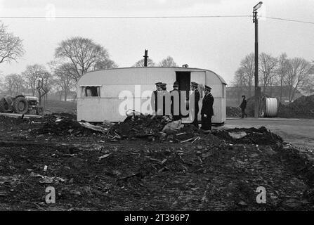Poliziotti in zone desolate che assistono a un problema con i manifestanti o i viaggiatori durante l'evacuazione dei baraccopoli e la demolizione di St Ann's, Nottingham. 1969-1972 Foto Stock