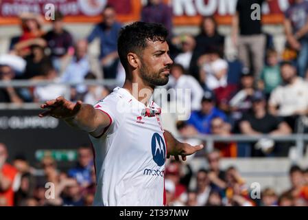 Pablo Mari dell'AC Monza gestisce durante il match di serie A Tim tra AS Roma e AC Monza allo Stadio Olimpico il 22 ottobre 2023 a Roma. Foto Stock