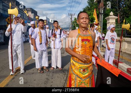 Una processione durante il Festival vegetariano (Nine Emperor Gods Festival) nella città di Phuket, Thailandia Foto Stock
