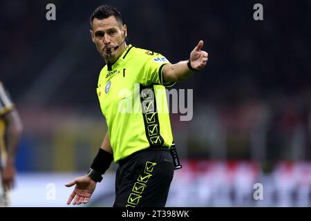 Maurizio Mariani, arbitro ufficiale, gesti durante la partita di serie A tra AC Milan e Juventus FC allo Stadio Giuseppe Meazza il 22 ottobre 2023 a Milano. Foto Stock