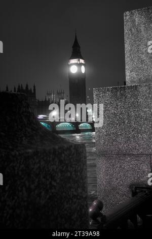 Big Ben ed Elizabeth Tower attraversano il Tamigi in una notte di pioggia a Londra Foto Stock