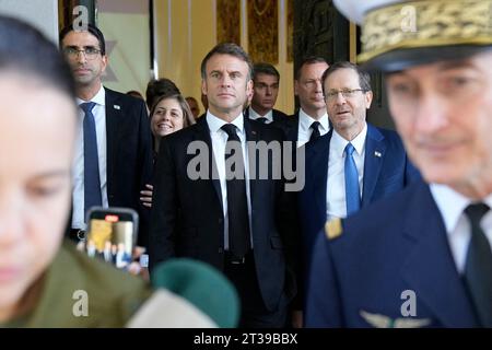 Gerusalemme, Israele. 24 ottobre 2023. Il presidente francese Emmanuel Macron, centrosinistra, e il presidente israeliano Isaac Herzog se ne vanno dopo i loro colloqui a Gerusalemme, martedì 24 ottobre 2023. Emmanuel Macron si reca in Israele per mostrare la solidarietà della Francia al paese e per proseguire i lavori per il rilascio degli ostaggi detenuti a Gaza. Foto di Christophe Ena/Pool/ABACAPRESS.COM credito: Abaca Press/Alamy Live News Foto Stock