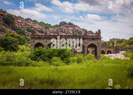 Vista della vecchia struttura nel complesso del forte di Gingee nel distretto di Villupuram, Tamil Nadu, India. Foto Stock