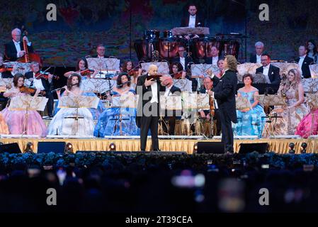 Il famoso violinista Andre Rieu, insieme all'Orchestra Johann Strauss, dà una serie di concerti a Cluj-Napoca. Cluj-Napoca, martedì, febbraio Foto Stock