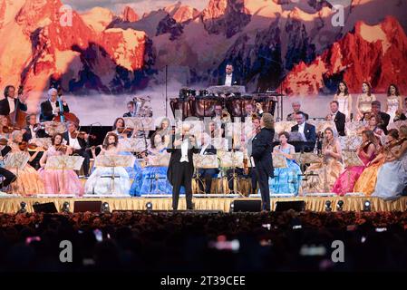 Il famoso violinista Andre Rieu, insieme all'Orchestra Johann Strauss, dà una serie di concerti a Cluj-Napoca. Cluj-Napoca, martedì, febbraio Foto Stock