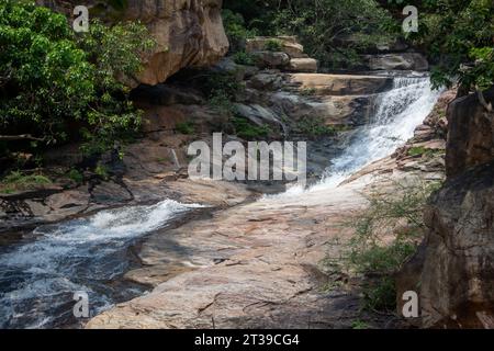 Le cascate di Aanaivaari Muttal si trovano nelle colline Kalvarayan vicino ad Attur, distretto di Salem, India. Foto Stock