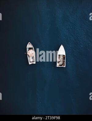 Vista aerea dall'alto delle piccole barche da pesca con attrezzatura ormeggiata in acque blu scuro a El Rompido Foto Stock