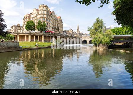 Pulteney Bridge & Weir, con la guglia della Chiesa di San Michele sullo sfondo, Bath, Somerset, Inghilterra. Foto Stock