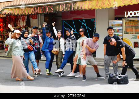 Non esclusiva: Le persone posano per una foto a Chinatown, Singapore, Sud-Est Asiatico. Giugno 2023.(foto di Javier Vicencio / Eyepix Group) Foto Stock