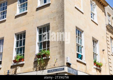 Bella facciata di un edificio in Church Street/North Parade Passage a Bath, Somerset, Inghilterra. Foto Stock