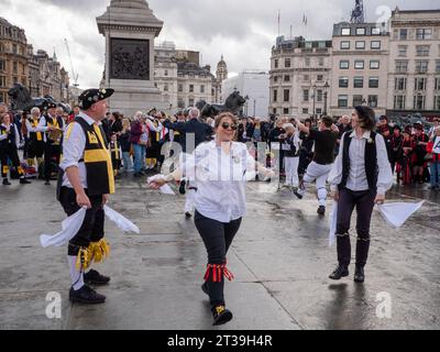 Morris Dancers a Trafalgar Square alla Joint Morris Organisations Regional Day of Dance 2023 organizzata dalla Morris Federation, il Morris Ring e Open Morris. Foto Stock