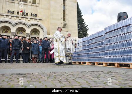 Centinaia di credenti hanno partecipato con IPS Andrei alla celebrazione dell'Epifania Foto Stock