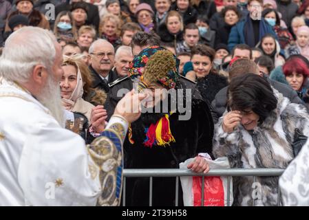 Centinaia di credenti hanno partecipato con IPS Andrei alla celebrazione dell'Epifania Foto Stock