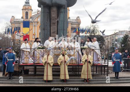 Centinaia di credenti hanno partecipato con IPS Andrei alla celebrazione dell'Epifania Foto Stock