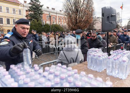 Centinaia di credenti hanno partecipato con IPS Andrei alla celebrazione dell'Epifania Foto Stock