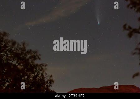 Foto della cometa Neoswise ripresa dal vertice di Feldberg in Germania il 23. 2020 luglio dopo il tramonto Foto Stock