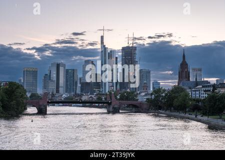 Ampia vista dello skyline di Francoforte in una serata estiva dal Ponte Ignatz Bubis con il fiume meno in primo piano Foto Stock