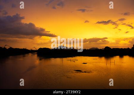 Ammira il paesaggio della campagna rurale Khao Oak Thalu e il canale Klong Pak Pra con il crepuscolo in serata per i viaggiatori thailandesi che viaggiano a Tha sa Foto Stock