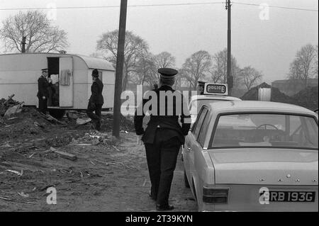 Poliziotti in zone desolate che assistono a un problema con i manifestanti o i viaggiatori durante l'evacuazione dei baraccopoli e la demolizione di St Ann's, Nottingham. 1969-1972 Foto Stock