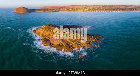 Panorama aereo dell'isola rocciosa di Wright nella Encounter Bay a Victor Harbour sulla penisola di Fleurieu, nel sud dell'Australia Foto Stock