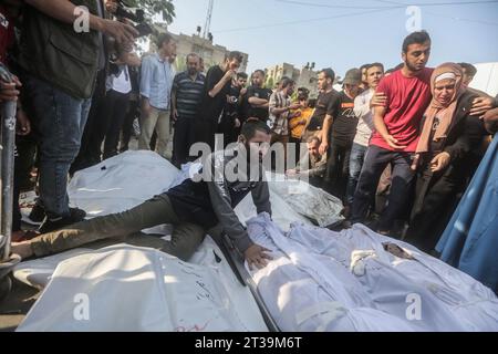 Khan Yunis, territori palestinesi. 24 ottobre 2023. Un palestinese piange accanto ai corpi dei membri della famiglia Saqallah, che sono stati uccisi in un attacco aereo israeliano. Credito: Mohammed Talatene/dpa/Alamy Live News Foto Stock