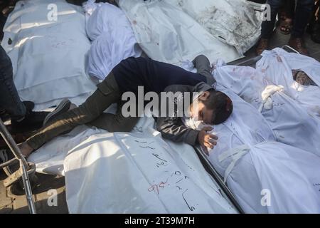 Khan Yunis, territori palestinesi. 24 ottobre 2023. Un palestinese piange accanto ai corpi dei membri della famiglia Saqallah, che sono stati uccisi in un attacco aereo israeliano. Credito: Mohammed Talatene/dpa/Alamy Live News Foto Stock