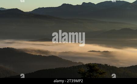Nebbia mattutina sulla valle di Roncal, da alto de Coronas, Navarra, Spagna Foto Stock