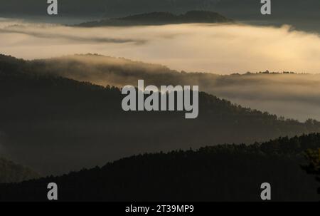 Nebbia mattutina sulla valle di Roncal, da alto de Coronas, Navarra, Spagna Foto Stock