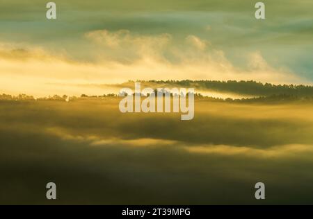 Nebbia mattutina sulla valle di Roncal, da alto de Coronas, Navarra, Spagna Foto Stock