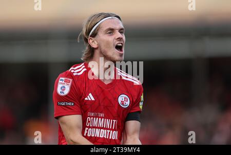 Ronan Darcy gestures di Crawley Town durante la partita della EFL League Two tra Crawley Town e Crewe Alexandra al Broadfield Stadium di Crawley. 21 ottobre 2023 Foto Stock