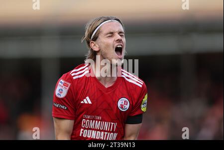 Ronan Darcy gestures di Crawley Town durante la partita della EFL League Two tra Crawley Town e Crewe Alexandra al Broadfield Stadium di Crawley. 21 ottobre 2023 Foto Stock