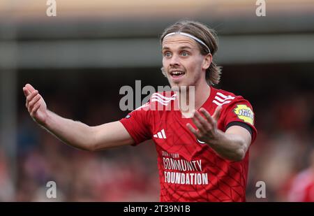 Ronan Darcy gestures di Crawley Town durante la partita della EFL League Two tra Crawley Town e Crewe Alexandra al Broadfield Stadium di Crawley. 21 ottobre 2023 Foto Stock