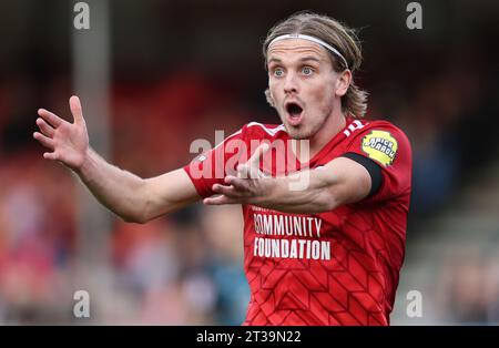 Ronan Darcy gestures di Crawley Town durante la partita della EFL League Two tra Crawley Town e Crewe Alexandra al Broadfield Stadium di Crawley. 21 ottobre 2023 Foto Stock