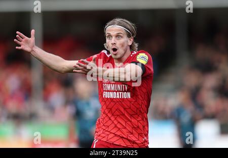 Ronan Darcy gestures di Crawley Town durante la partita della EFL League Two tra Crawley Town e Crewe Alexandra al Broadfield Stadium di Crawley. 21 ottobre 2023 Foto Stock