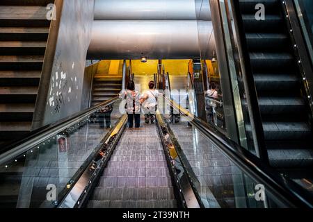 Napoli, Italia - 3 agosto 2022 : Escalator alla stazione ferroviaria di Napoli Foto Stock