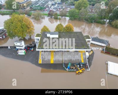 River Severn, Worcester, Worcestershire, Regno Unito – martedì 24 ottobre 2023 – inondazioni nella città di Worcester - l'ippodromo è completamente sott'acqua dall'adiacente fiume Severn. Il fiume raggiungerà il picco oggi dopo le recenti piogge pesanti durante Storm Babet - Steven May / Alamy Live News Foto Stock