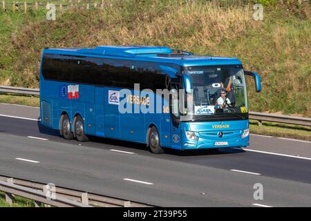 Pullman integrale Mercedes-Benz Tourismo Agaba Versace; viaggia sull'autostrada M6 a Greater Manchester, Regno Unito Foto Stock