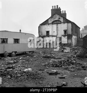 La carovana dei viaggiatori ha parcheggiato su macerie sparse in zone desolate durante lo sgombero dei baraccopoli e la demolizione di St Ann's, Nottingham. 1969-1972 Foto Stock