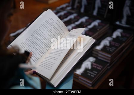 Berlino, Germania. 24 ottobre 2023. Una donna tiene una copia di "The Woman in me", l'autobiografia di Britney Spears, nel grande magazzino culturale Dussmann. Il libro è stato pubblicato il 24 ottobre. Credito: Sebastian Christoph Gollnow/dpa/Alamy Live News Foto Stock