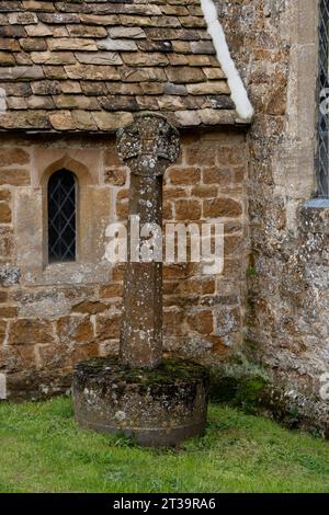 Una croce a St. Martin's Churchyard, Sandford St. Martin, Oxfordshire, Inghilterra, Regno Unito Foto Stock