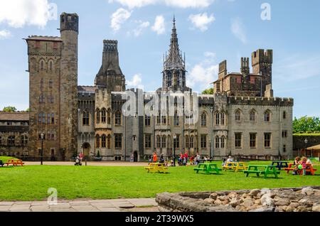 Cardiff, Glamorgan, Galles, 11 agosto 2023 - Castello di Cardiff nel cuore del campidoglio gallese di Cardiff, con i turisti nella catena principale Foto Stock