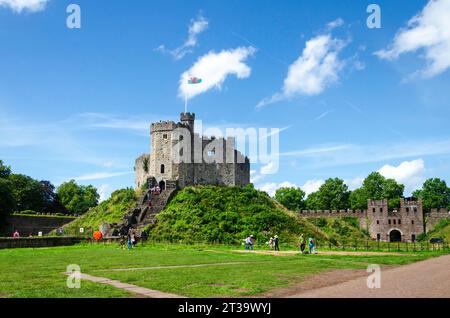 Cardiff, Glamorgan, Galles, 11 agosto 2023 - Castello di Cardiff con bandiera gallese che sventola e porta Nord nel cuore del campidoglio gallese di Cardiff Foto Stock