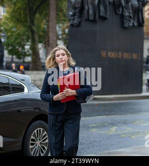 Londra, Regno Unito. 24 ottobre 2023. Penny Mordaunt MP, leader della camera dei comuni, ministro conservatore arriva all'ufficio del gabinetto Whitehall credito: Richard Lincoln/Alamy Live News Foto Stock