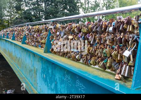 Migliaia di lucchetti sul ponte Bakewell Love Locks Foto Stock