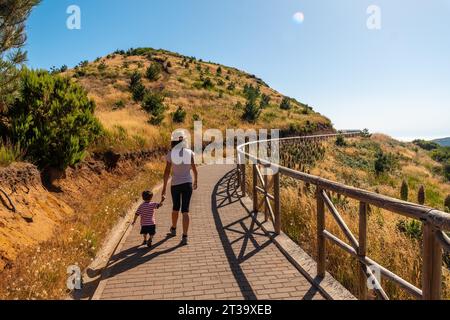 Eine Mutter mit ihrem Sohn am Aussichtspunkt Miradouro do Paredao, Madeira. Portogallo Foto Stock