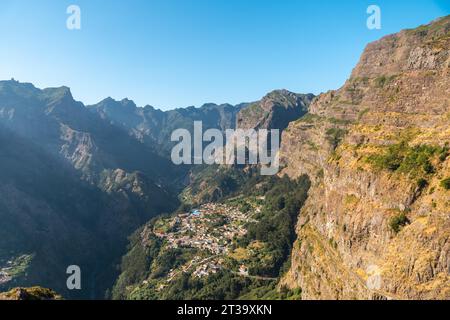 Blick auf Curral das Freiras vom Aussichtspunkt Eira do Serrado, Madeira. Portogallo Foto Stock